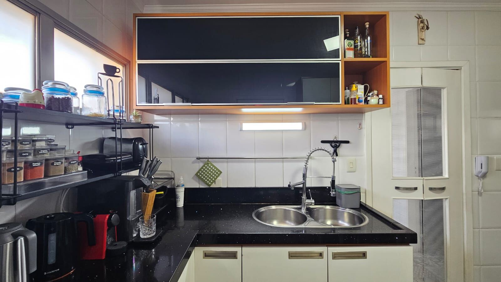Cozinha com pia dupla e cooktop