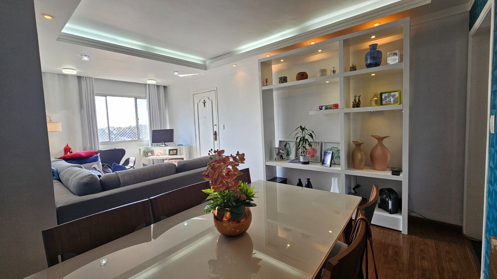 Sala com estante planejada