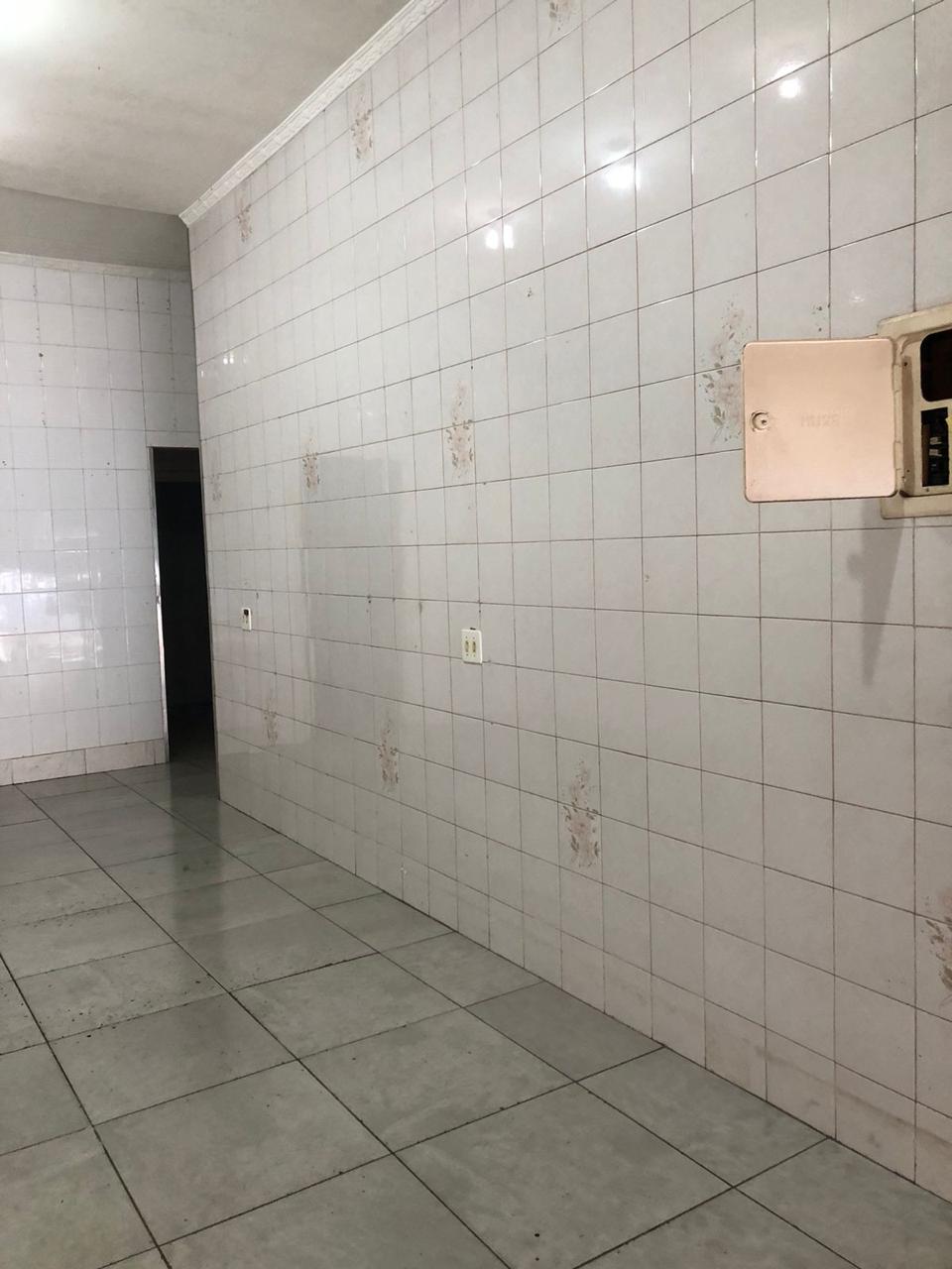 Salão comercial independente com fachada de vidro