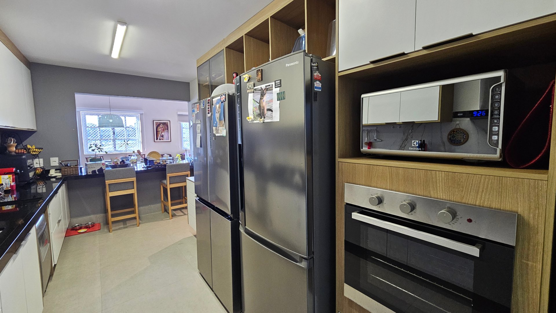 Cozinha ampla com forno e cooktop embutidos — pronta para quem cozinha de verdade