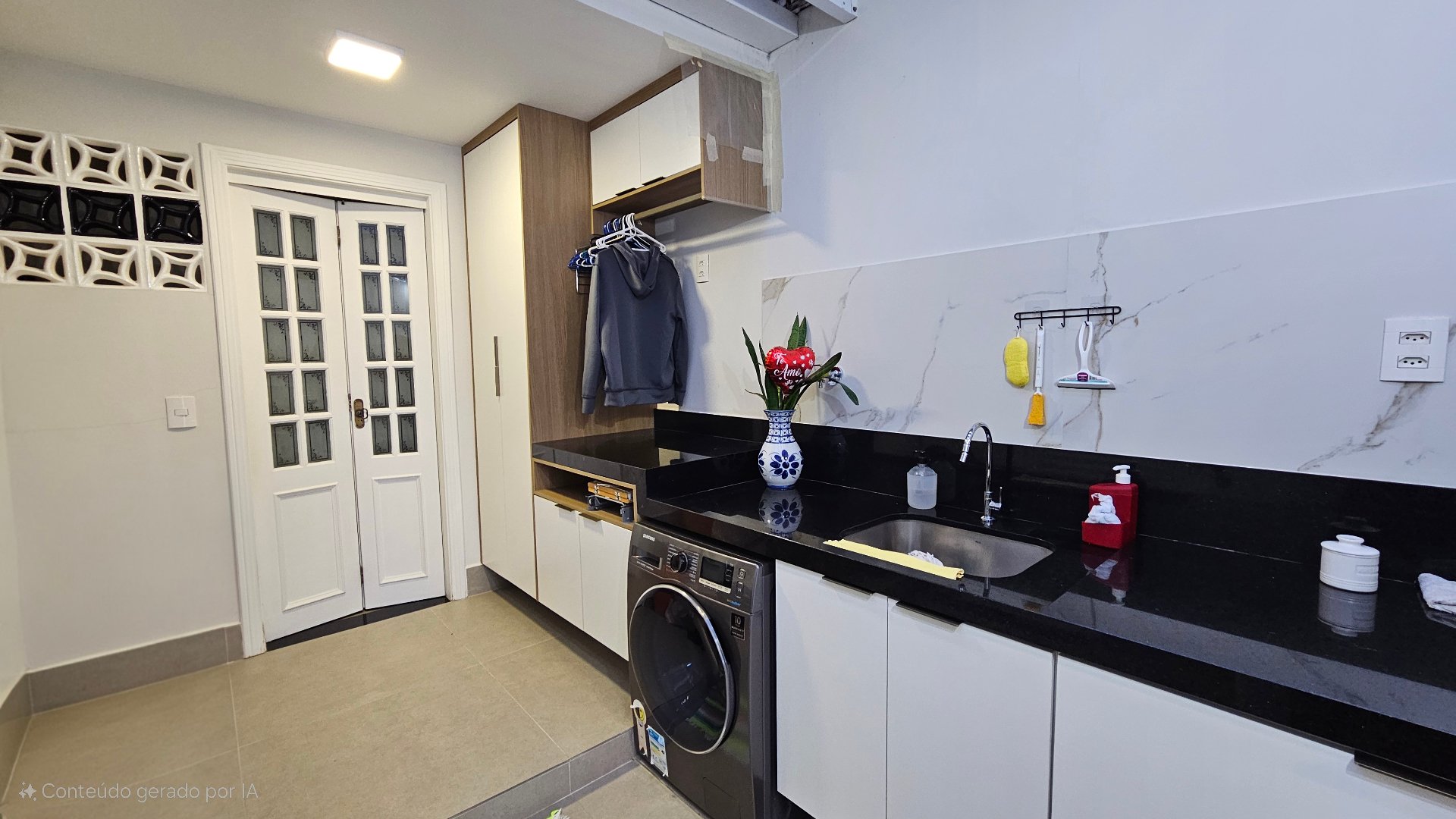Lavanderia separada com armário planejado — a roupa suja não invade a rotina da casa