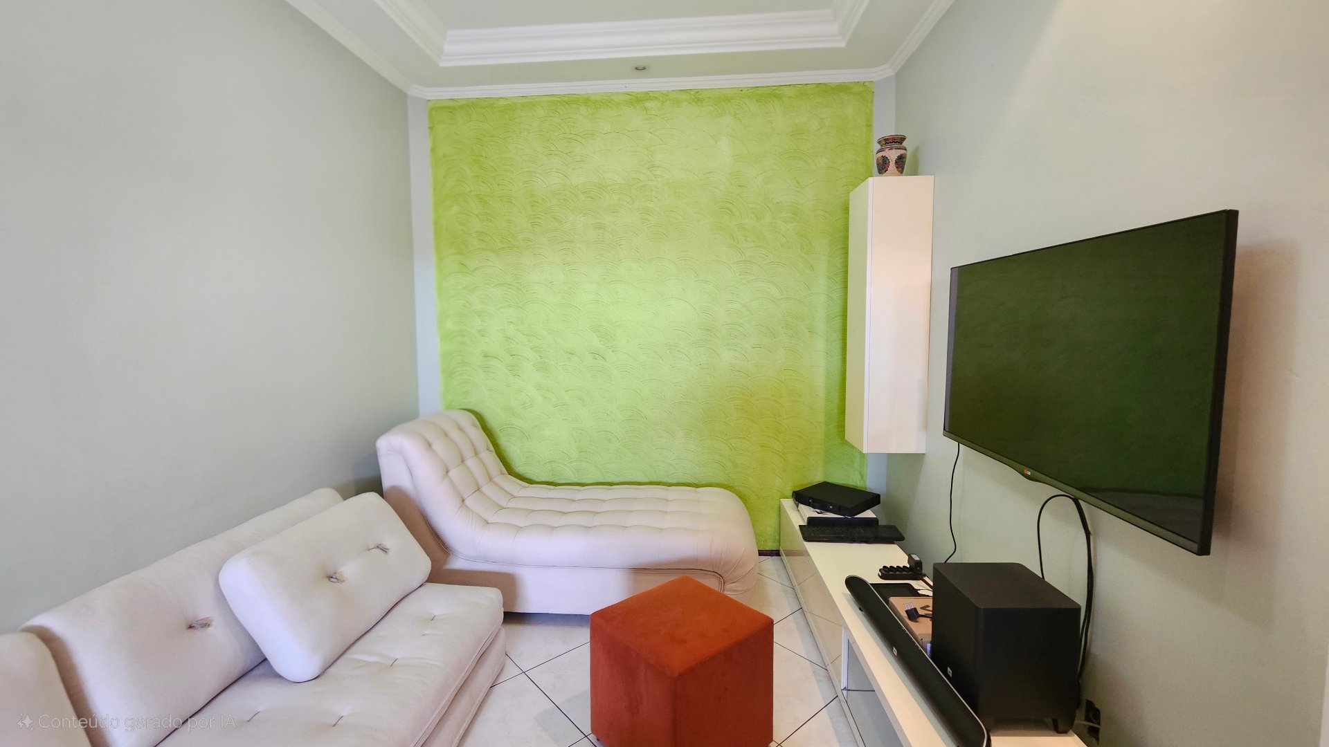 Sala de TV íntima no piso inferior — o cantinho perfeito para o filme depois do jantar